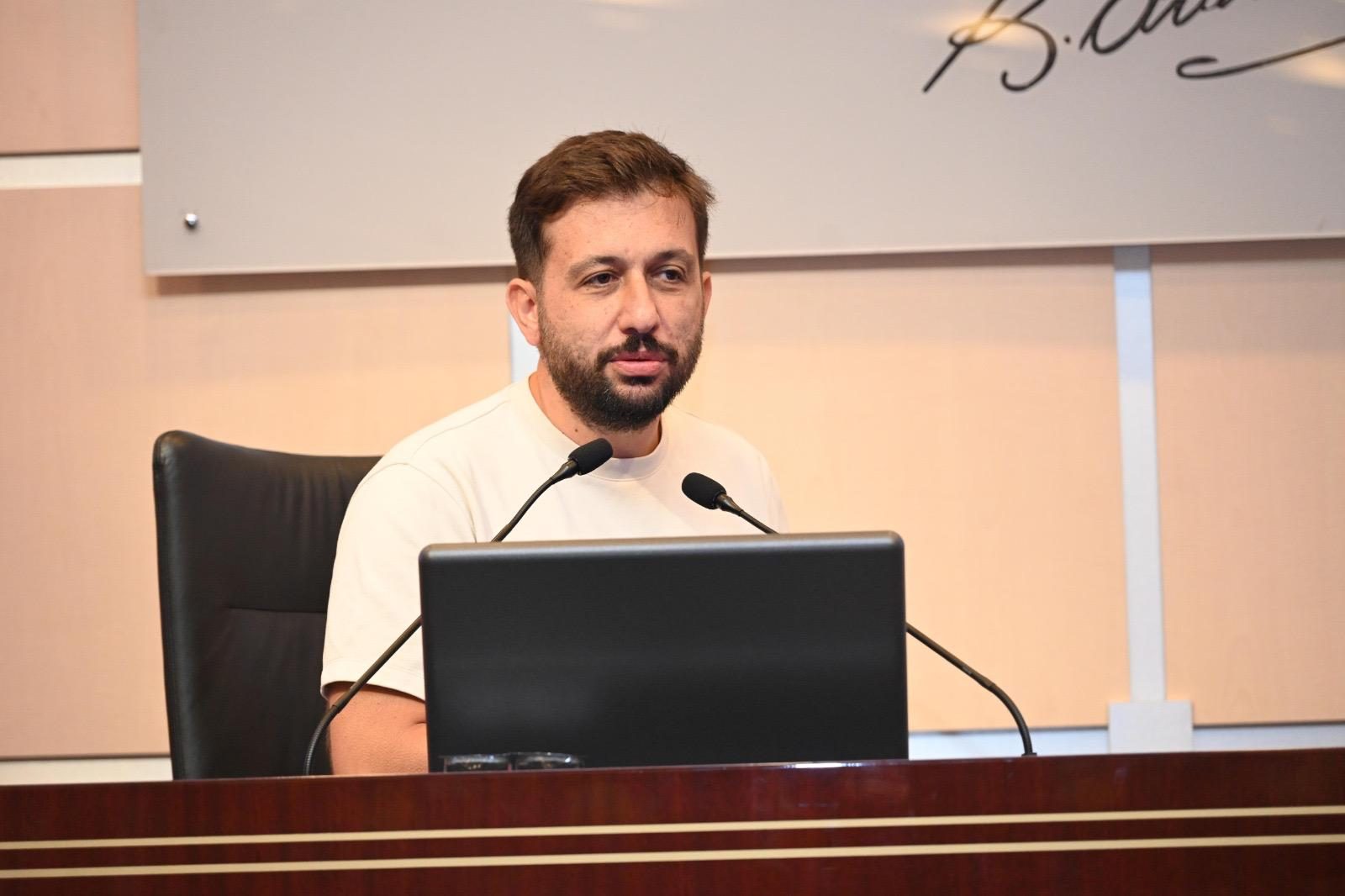 A. Buğra Ferah İstanbul Ticaret Odası seminerinde konuşurken