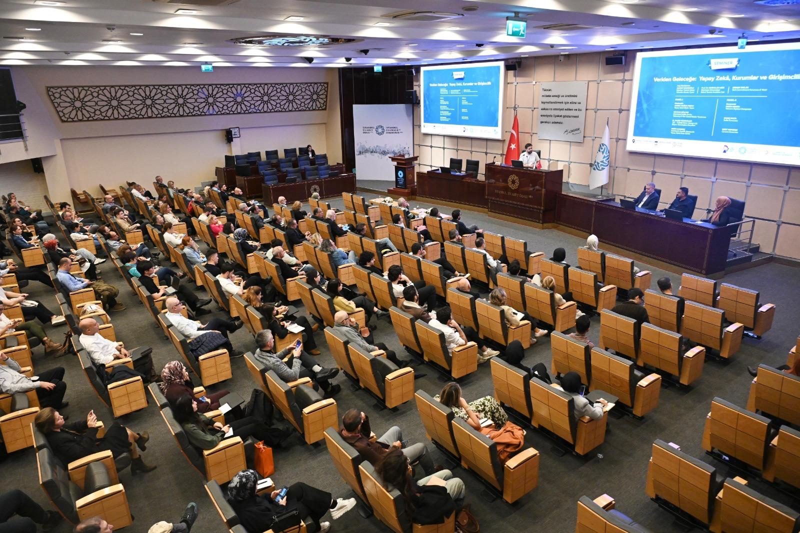 A. Buğra Ferah, İstanbul Ticaret Odası'ndaki Veriden Geleceğe: Yapay Zekâ, Kurumlar ve Girişimcilik seminerinde dolu salona konuşuyor